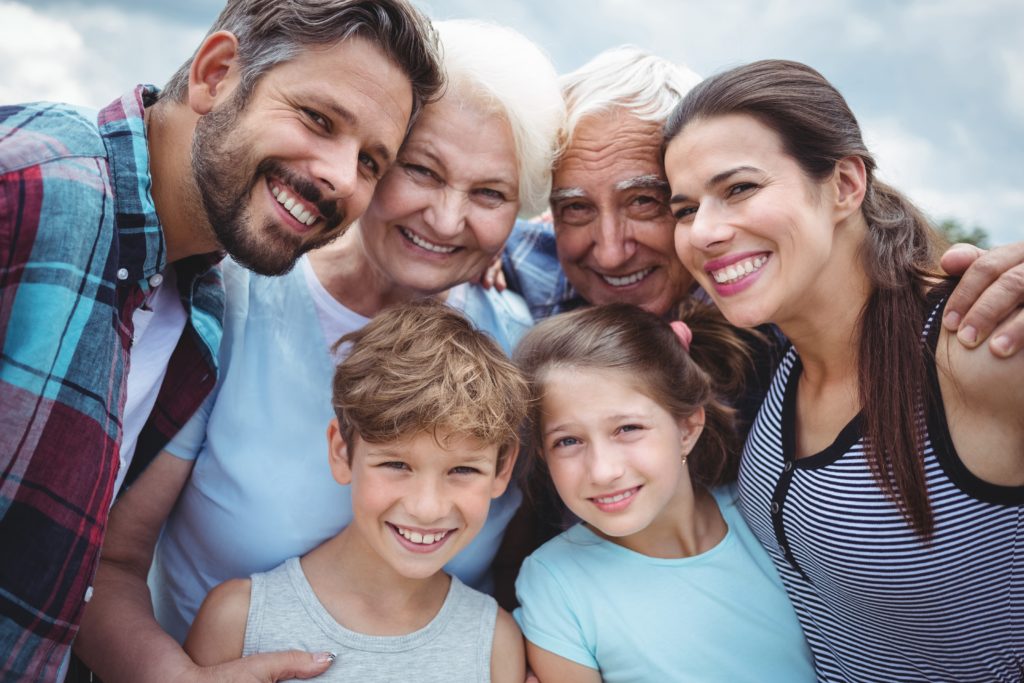 Familienfoto mit mehreren Generationen